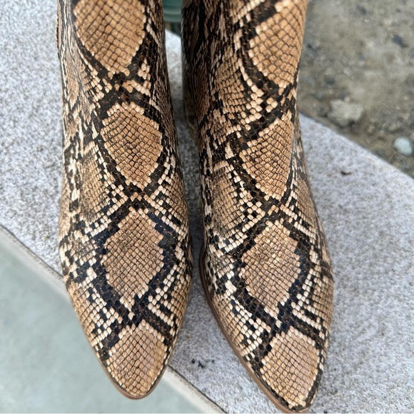 New Steve Madden Julianna Pointed Toe Tan Snake Embossed Bootie Size Womens - Picture 2 of 9
